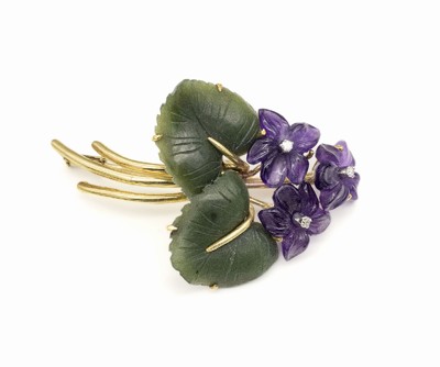 14 kt Gold Veilchenbrosche, Pforzheim 1960er Jahre, GG 585/000, Blätter aus Nephrit, Blüten aus Amethyst geschnitten, 3 kl. Diamanten, L. ca. 5 cm