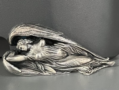 Ernst Fuchs, 1930-2015, Schutzengel, Bronzefigur, sign., num. 480, L. ca. 10 cm,