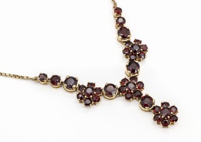 14 kt Gold Granat-Collier, GG 585/000, rundfacett. Granate, Abhängungen bewegl., ca. 14.5 g, L. ca. 40 cm