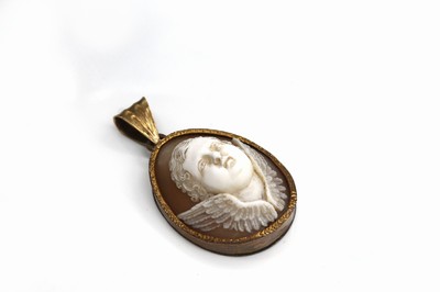 Anhänger mit Muschelkamee, um 1850/60, sehr hoher Schnitt, Darst. eines Engels, am Auge min. best., Fassung Metall vergoldet, Öse sek., L. ca. 4 cm