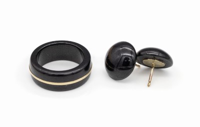 Designerschmuckset mit Onyx, best. aus: Ring mit eingelegtem Goldreif, und Paar Ohrstecker mit Onyxcabochons, GG 585/000, Meistermarke NC unged., RW ...