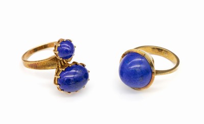 Konvolut 2 18 kt Gold Lapislazuli-Ringe, GG 750/000, Lapislazulicabochons von guter Farbe, Meistermarken unged., total ca. 15.4 g,RW 54 und 55