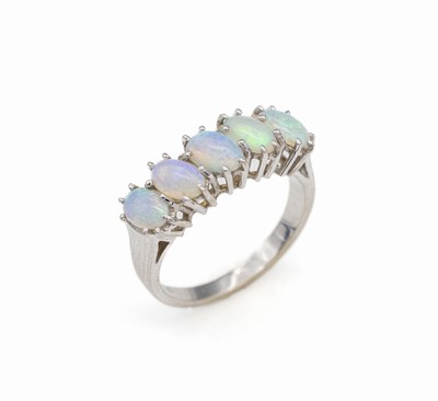 14 kt Gold Opal-Ring, WG 585/000, 5 Opalcabochons zus. ca. 1.80 ct, ca. 3.9 g, RW 55