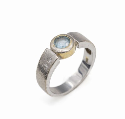 14 kt Gold Topas-Brillant-Ring, WG/GG 585/000, rundfacett. Topas (beh.) ca. 0.35 ct, 2 Brillanten zus. ca. 0.02 ct Weiß/si, ca. 5.3 g, Reinigung ...