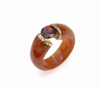 Spannring aus orangefarb. Jade, Montierung GG 585/000, rundfacett. Granat in Ringfassung eingespannt, Meistermarke unged., RW 58