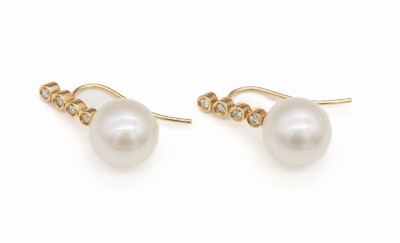 Paar 18 kt Gold Brillant-Perl-Ohrgehänge, GG 750/000, 2 Südseezuchtperlen, D. ca. 11 mm,8 Brillanten zus. ca. 0.16 ct feines Weiß/vs- si, ca. 5.4 ...