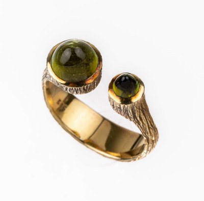 14 kt Gold Turmalin-Ring, GG 585/000, Ringschiene mit Borkenstruktur, 2 hohe Turmalin-Cabochons zus. ca. 2.20 ct, ca. 6.4 g, RW 55