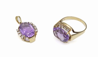 14 kt Gold Amethyst-Diamant-Schmuckset, GG/WG 585/000, best. aus: Ring und Anhänger, 2 ovalfacett. Amethyste zus. ca. 9.0 ct, 16 8/8-Diamanten zus. ...