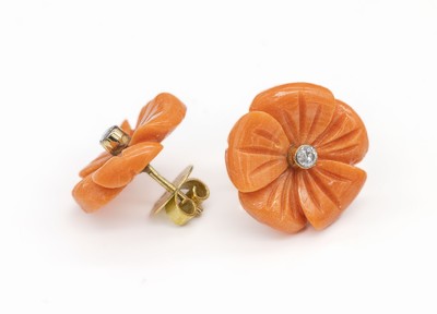 Paar 18 kt Gold Korallen-Diamant-Ohrstecker, GG 750/000, Korallen in Blütenform geschnitten, Blütenstempel jew. mit einem Altschliff-Diamant zus. ...