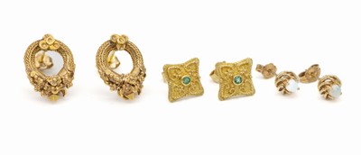 Konvolut 3 Paar Gold Ohrstecker, 2 x GG 750/000, 1 x GG 585/000, Opal- bzw. Smaragdbesatz zus. ca. 0.12 ct, 1 x stil. Lorbeerkranz, total ca. 13.0 g