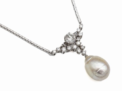 18 kt Gold Perl-Brillant-Collier, WG 750/000, Abhängung mit Südseezuchtperle D. ca.13 mm, nat. Merkmale, 1 Brillant ca. 1.0 ct Weiß/p 1, 15 ...