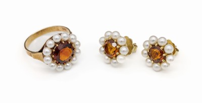 14 kt Gold Perl-Citrin-Schmuckset, GG 585/000, best. aus: Ring und Paar Ohrstecker, 3 rundfacett. Citrine zus. ca. 5.80 ct, umgeben von Kranz aus ...