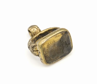 Siegelanhänger/Petschaft, deutsch um 1880, Fassung Metall vergoldet, floraler Dekor, Platte citrinfarb. Stein mit Wappen: Inschriftune roy une foy ...