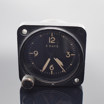 WALTHAM militärische Flugzeug-Borduhr mit 8-Tage-Werk Referenz AN 5743-2, USA um 1940, Bakelit-Geh., schwarzes Zifferbl. m. Leuchtind., ...