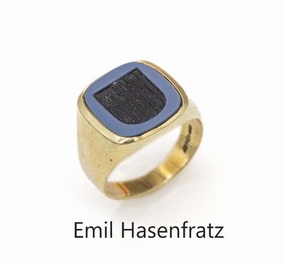 14 kt Gold Wappenring, GG 585/000, Lagenstein mit graviertem Wappen: Streifen mitStern o.li., Meistermarke Emil Hasenfratz, total ca. 7.9 g, RW 55