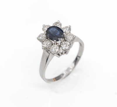 18 kt Gold Saphir-Brillant-Ring, WG 750/000, ovalfacett. Saphir ca. 1.20 ct, 8 Brillanten zus. ca. 1.20 ct Weiß-l. get. Weiß/p 1, total ca. 4.1 g, ...