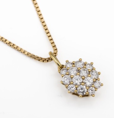 18 kt Gold Brillant-Anhänger, GG 750/000, 14 Brillanten zus. ca. 0.75 ct feines Weiß/vs, ca. 1.4 x 1 cm, an 14 kt Gold Kette, GG 585/000, L ca. 50 ...