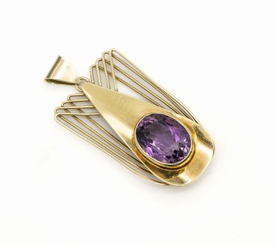 14 kt Gold Amethyst-Anhänger, 1960er Jahre, GG 585/000, ovalfacett. Amethyst ca. 8.0 ct, geometrisierendes Design mit Golddraht und einer zentralen ...