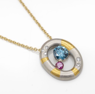 Platin und 18 kt Gold Brillant-Anhänger, Platin 950/000 und GG 750/000, 1 Brillant Blau ca. 0.50 ct beh., 1 Brillant Pink ca. 0.07 ct, beh., 5 ...