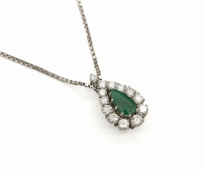 18 kt Gold Smaragd-Brillant-Anhänger, WG 750/000, facett. Smaragd-Tropfen ca. 2.30 ct, 13 Brillanten zus. ca. 1.20 ct Weiß/vs an 14 kt Goldkette ...
