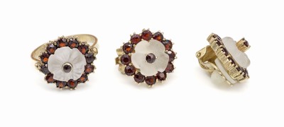 8 kt Gold Granat-Bergkristall-Schmuckset, GG 333/000, Granatkranz, mittig Bergkristall- blüte, best. aus Paar Ohrclips Durchm. ca. 15 mm und Ring ...