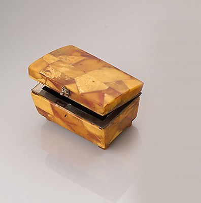 Kleine Bernstein-Truhe, wohl Königsberg um 1925/30, Bernsteinplatten in versch. Größen, Formen und Farben aneinander gefügt, Bernstein mit nat. ...