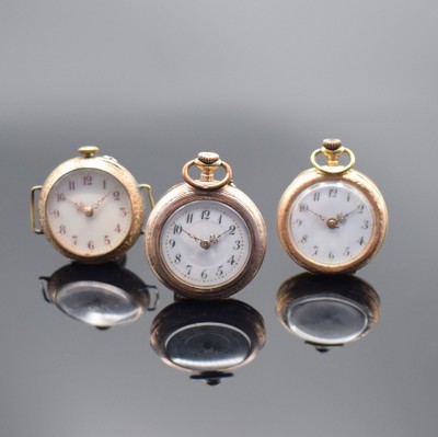 Konvolut: 3 offene Damentaschenuhren in Roségold, Schweiz um 1900, 2 x 585/000, 1 x 333/000, 1 X Umbau zur Armbanduhr m. rücks. Emailbild (besch.), ...
