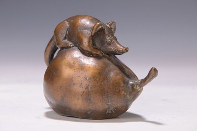 Gernot Rumpf, geb. 1941 Kaiserslautern, Bronzeskulptur, Maus auf Quitte, monogr. und num. 22/25, ca. 9x13x8cm