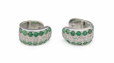 Paar 14 kt Gold Smaragd-Brillant-Ohrstecker, GG rhod., 28 rundfacett. Smaragde zus. ca. 5.30 ct, 56 8/8-Diamanten zus. ca. 1.12 ct get.Weiß/si, ...