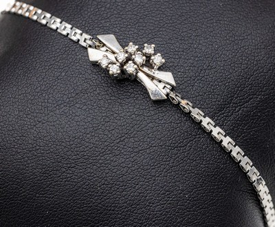 14 kt Gold Brillant-Armband, WG 585/000, 8 Brillanten zus. ca. 0.24 ct Weiß/si, ca. 4.5 g, L. ca. 18.5 cm, Kastenschloss mit Sicherheitsacht