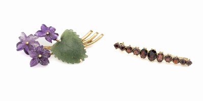 Konvolut 2 Broschen, um 1950er Jahre, 1 x 14 kt Gold Veilchenbrosche, Pforzheim GG 585/000, Blätter aus Nephrit, Blüten aus Amethyst geschnitten, ...