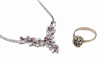 18 kt Gold Brillant-Rubin-Schmuckset, WG 750/000, Collier: 11 rundfacett. Rubine zus. ca. 0.70 ct, 8 Brillanten zus. ca. 0.25 ct Weiß/si, L. ca. 41 ...