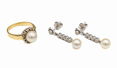 Konvolut mit Zuchtperlen: 1 x Ring, GG/WG 585/000, 1 Zuchtperle umgeben von 12 8/8-Diam.zus. ca. 0.06 ct Weiß/p, ca. 5.7 g, RW 55; 1 x Paar ...