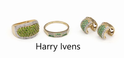 14 kt Gold Peridot-Diamant-Schmuckset, GG 585/000, best. aus: 1 Ring, RW 61, und 1 Paar Ohrcreolen, mit rundfacett. Peridots und kl. Diamanten, dazu ...