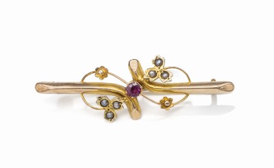 9 kt Gold Brosche, Birmingham um 1900, GG 375/000, geschwungene Gestaltung mit kl. Saatperlen und kl. rundfacett. Rubin, ca. 4.5 x 1.5 cm, ...