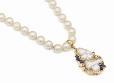 18 kt Gold Saphir-Brillant-Clipanhänger, an Akoyazuchtperl-Collier, GG 750/000, Anhänger mit barocken Zuchtperlen, 6 kl. Saphir-Navettes und 5 kl. ...