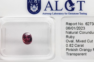Ovalfacett. Rubin ca. 0.82 ct, ALGT- Expertise, Pinkish Orangy Red (Purplish), unbehandelt
