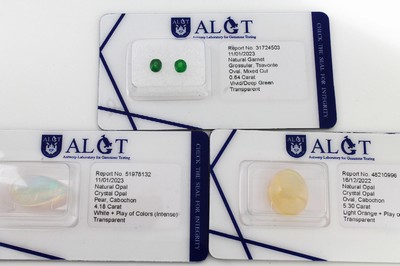 Konvolut Farbsteine, alle mit ALGT Expertise, : 1 x loser Opalcabochon ca. 5.30 ct Light Orange, schönes Farbspiel, unbehandelt; 1 x Paar lose ...