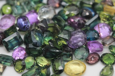 Lot lose Saphire zus. ca. 80.0 ct, in verschiedene Farben und Schliffen