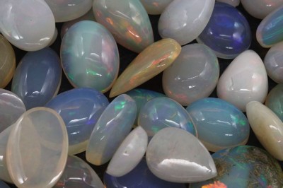 Lot Opalcabochons zus. ca. 309,0 ct, in verschiedenen Formen und mit verschiedenen Farbspielen