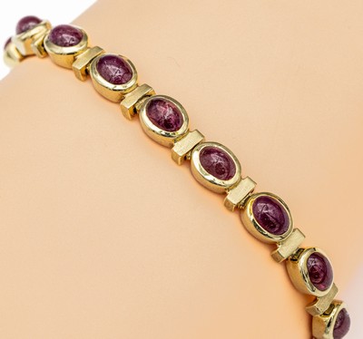 14 kt Gold Rubin-Armband, GG 585/000, z.T. matt., 16 Rubincabochons zus. ca. 21.00 ct, L.ca. 18 cm, 31.7 g, Kastenschloss mit Sicherheitsachten