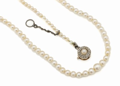 Zuchtperl-Collier mit 14 kt Gold Diamant -Schließe, GG 585/000 gepr., um 1920, im Verlauf angeordnete Perlen, D. ca. 2-4 mm, runde Kastenschließe ...