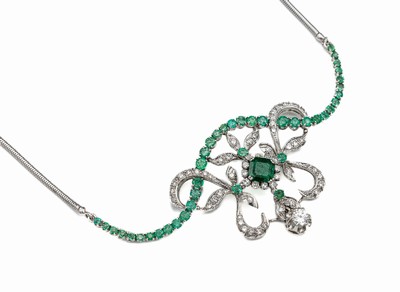 14 und 18 kt Gold Smaragd-Diamant-Collier, Mittelteil in WG 585/000, florale Gestaltung bes. mit Smaragd im Emerald-Cut und41 rundfacett. Smaragden ...