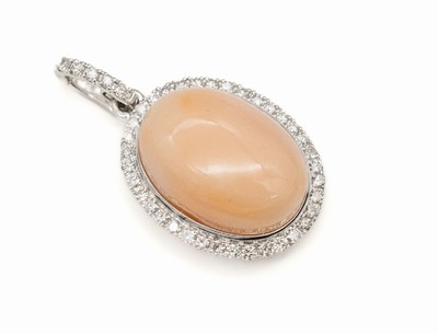 18 kt Gold Korallen-Brillant-Anhänger, WG 750/000, mittig ovaler Engelhautkorallen- Cabochon, umgeben von 42 Brillanten zus. ca. 0.50 ct Weiß/si, ...