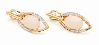 Paar 18 kt Gold Brillant-Korallen-Ohrclips, RG 750/000, 2 ovale Engelhautkorallen- Cabochons, 24 Brillanten zus. ca. 0.40 ct Weiß/si, ca. 4 x 1.5 ...