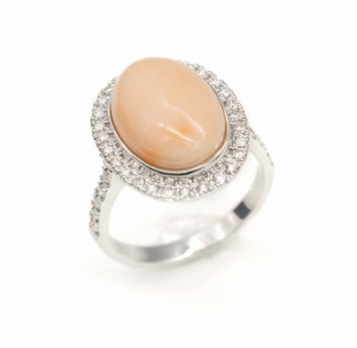 18 kt Gold Korallen-Brillant-Ring, WG 750/000, mittig Engelhautkorallen-Cabochon, umgeben von 40 Brillanten zus. ca. 0.49 ct Weiß/si, RW 56, ca. ...