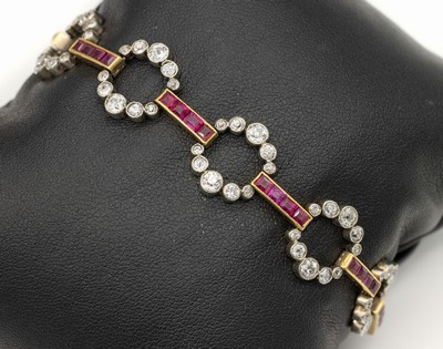14 kt Gold Rubin-Diamant-Armband, um 1900, GG 585/000, längliche Zwischenglieder mit insg. 32 Rubin-Carrees zus. ca. 4.60 ct, runde Glieder mit ...