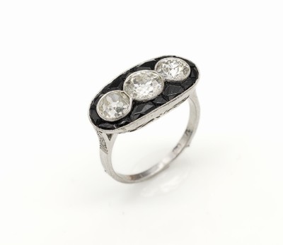 Platin Art-Deco Diamant-Onyx-Ring, 3 Altschliff-Diam. zus. ca. 2.50 ct l.get.Weiß-get.Weiß/si-p, eingeschliffene facett. Onyx, Ringschultern mit 4 ...