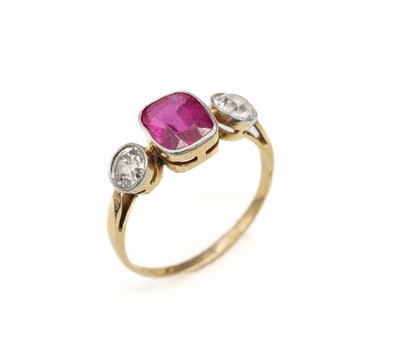 14 kt Gold Rubin-Diamant-Ring, um 1900, GG 585/000, gepr., mittig facett. Rubin ca. 1.00 ct, 2 Altschliffdiamanten zus. ca. 0.80 ct Weiß/si-p, RW 53
