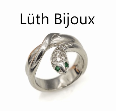 Platin Diamant Schlangenring, Pt 950/000, Meistermarke LÜTH BIJOUX, Augen bes. mit Smaragden zus. ca. 0.20 ct, Kopf mit 12 Diamanten zus. ca. 0.10 ...